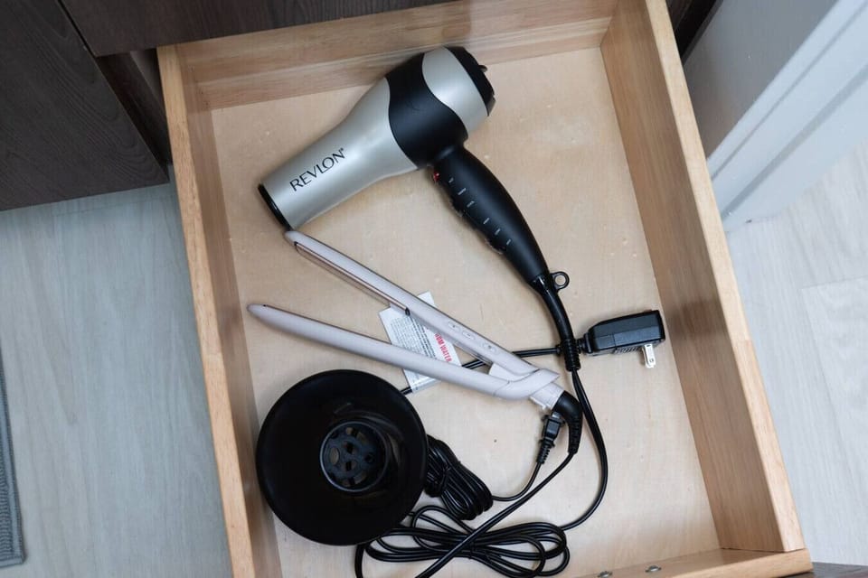 Fully stocked bathroom with Shampoo/Conditioner/Body Wash/ Hair Dryer/Hair Straightener