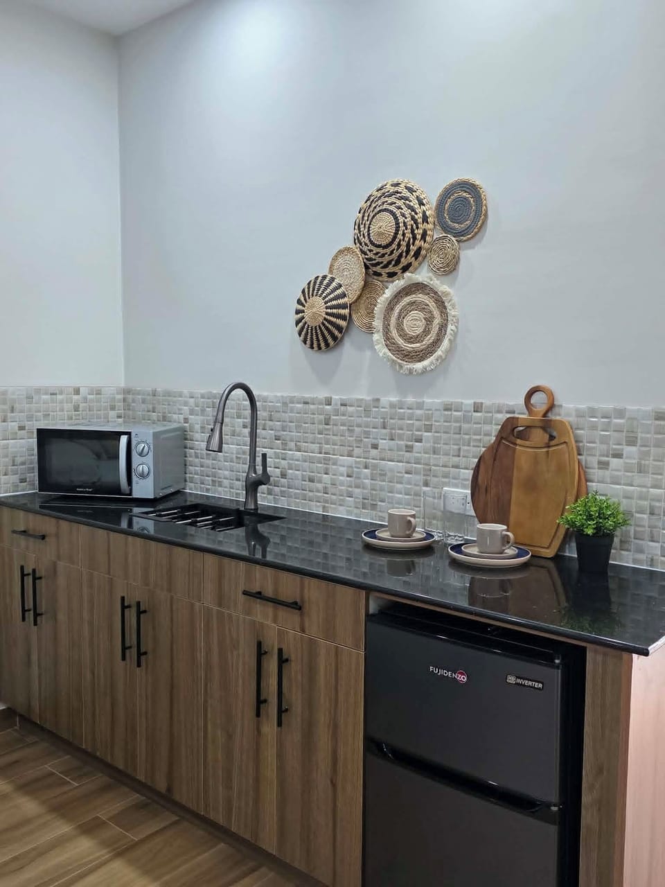 Private kitchen | Mini-fridge, microwave, cookware/dishes/utensils