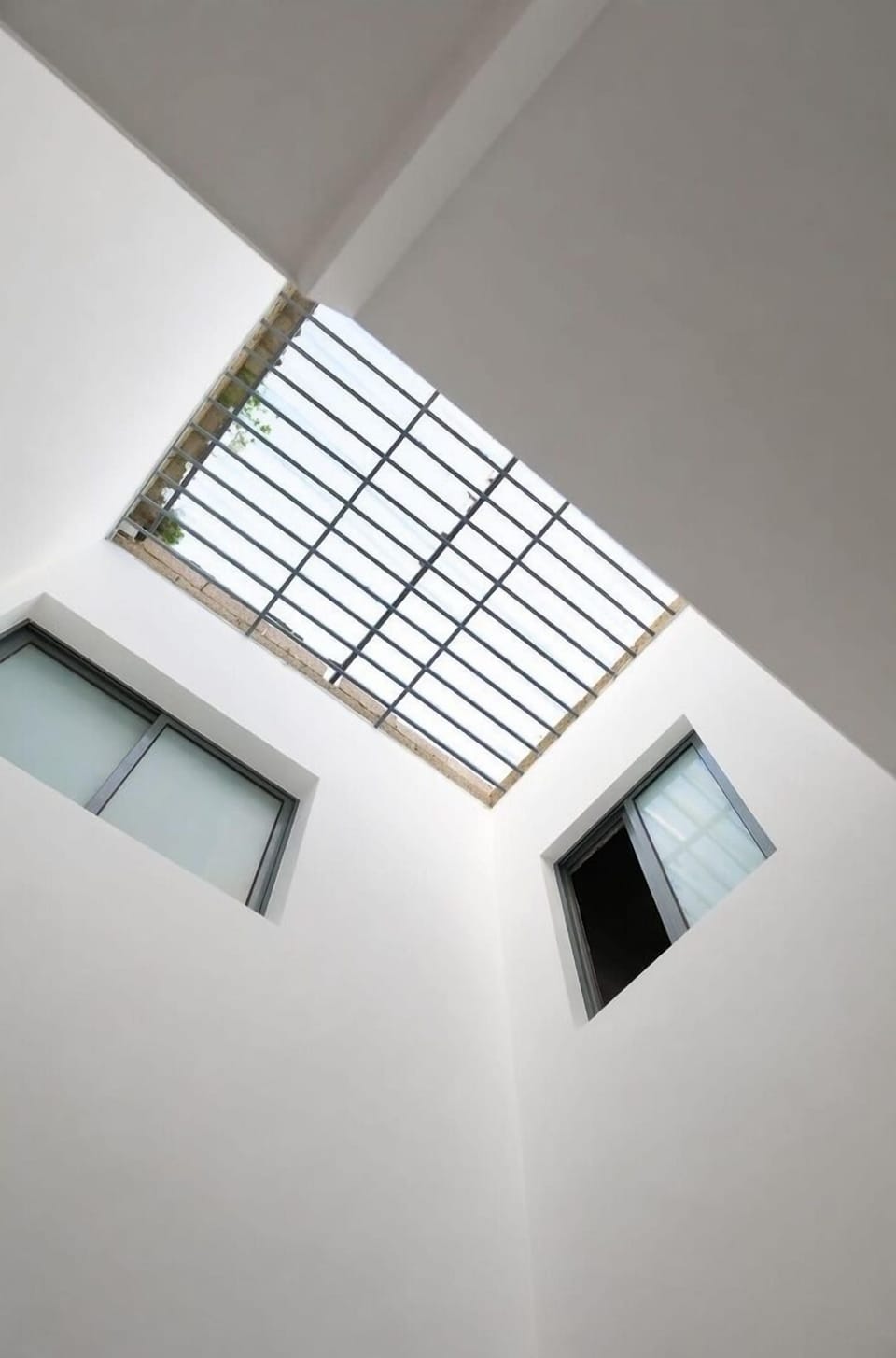 Zona com entrada de luz natural através de claraboia, proporcionando luminosidad