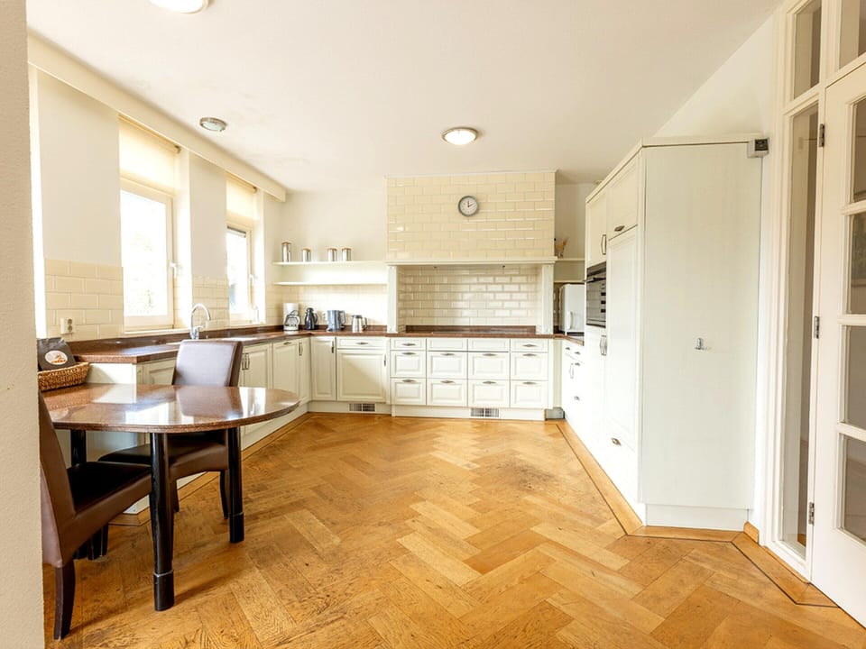 Chalet | Private kitchen | Fridge, microwave, oven, dishwasher