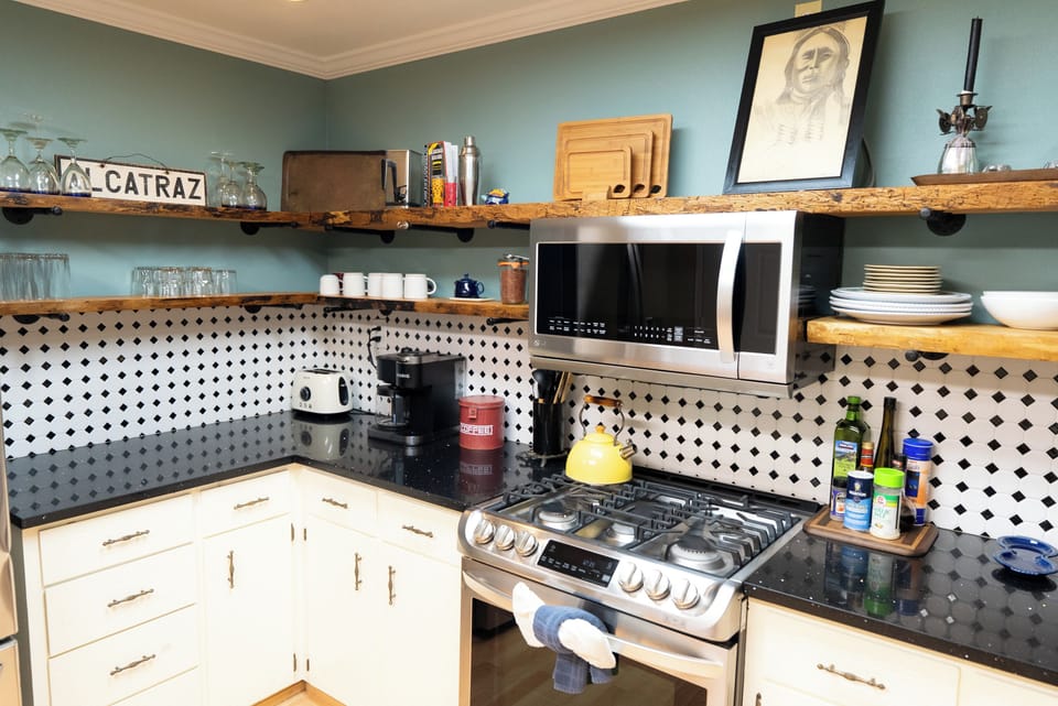 A fully equipped kitchen for a seamless and inspired cooking experience.