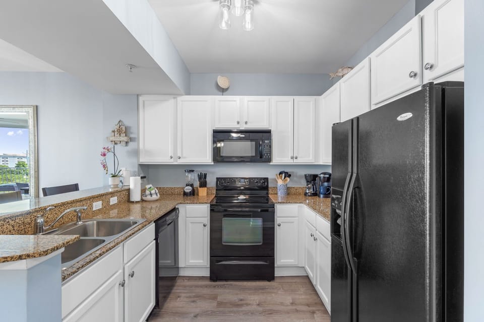 Full Kitchen, bakeware, cook wares, pots & pans to enjoy some family mealtime