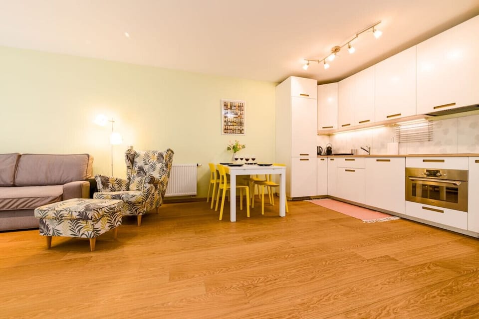 Spacious Living Area with Sofa, Dining Table & Fully Equipped Kitchen | Book Now with RENTUJEMY.COM