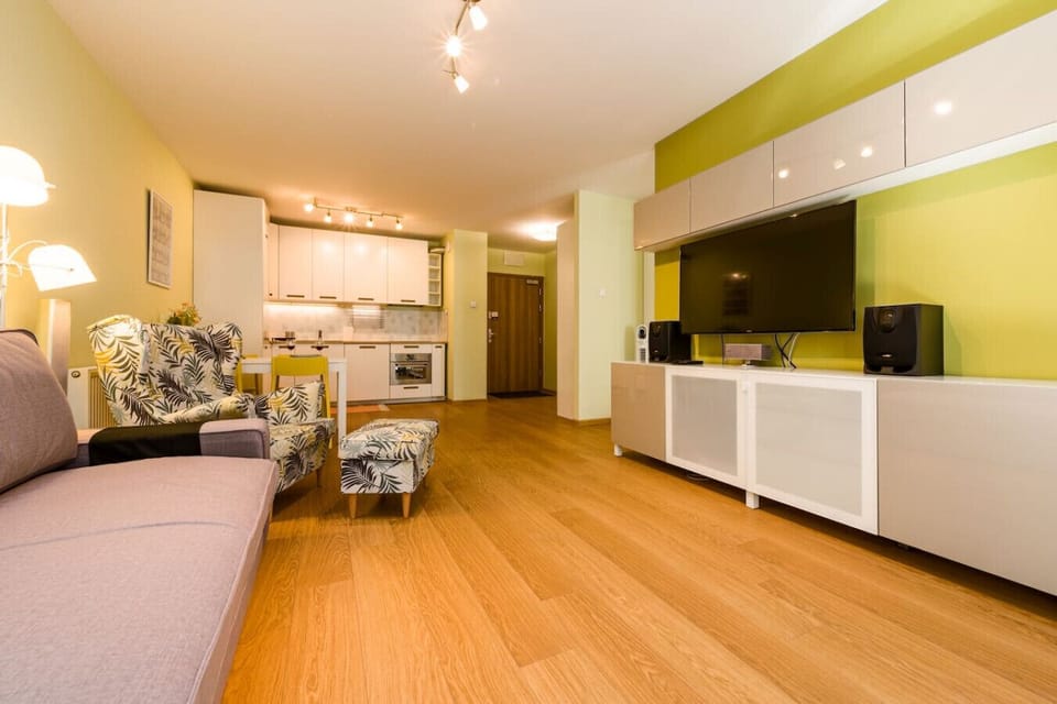 Spacious Living Area with Sofa, Dining Table & Fully Equipped Kitchen | Book Now with RENTUJEMY.COM