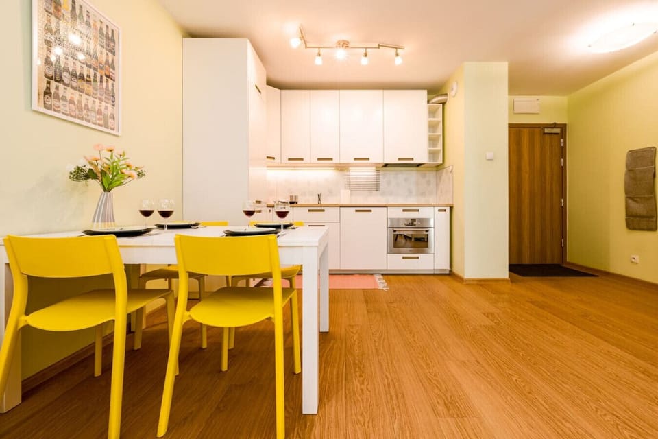 Spacious Living Area with Sofa, Dining Table & Fully Equipped Kitchen | Book Now with RENTUJEMY.COM
