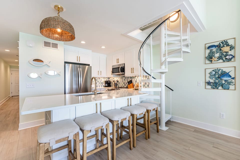 Kitchen and Breakfast Bar