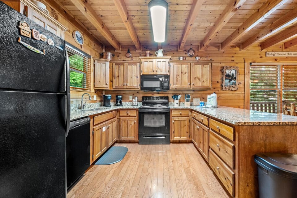 From quick snacks to family dinners, this inviting kitchen makes it easy to spend less time planning and more time enjoying your getaway together.