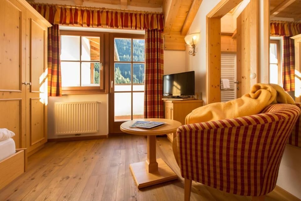 Single Room, Balcony, Mountain View | Living area | TV