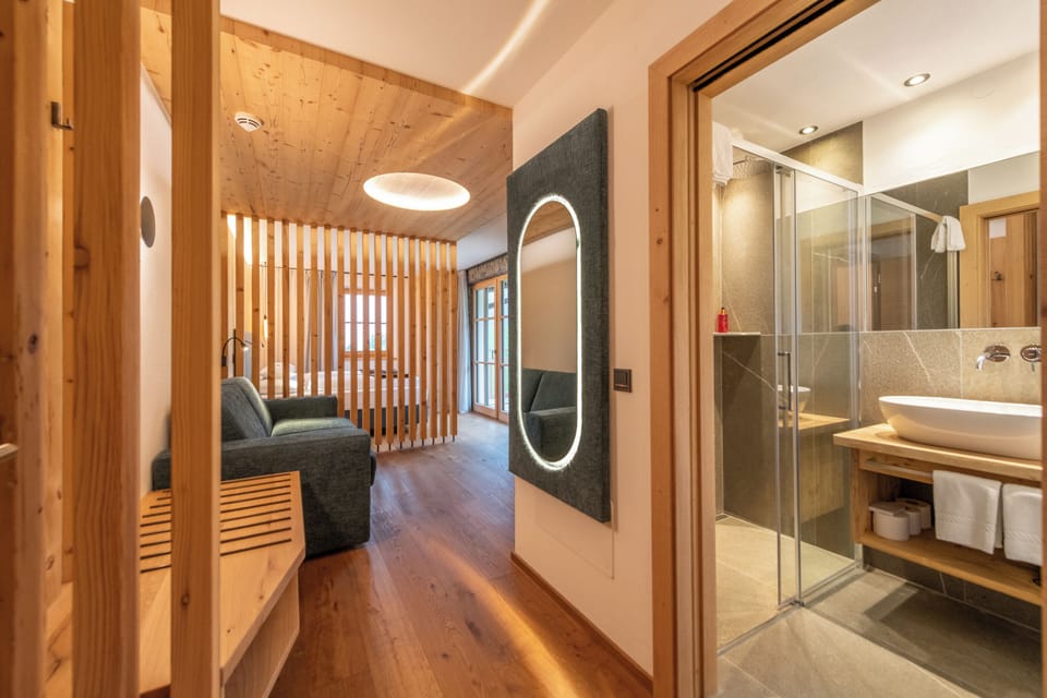 Deluxe Suite, Balcony, Mountain View | Bathroom | Bathrobes, bidet
