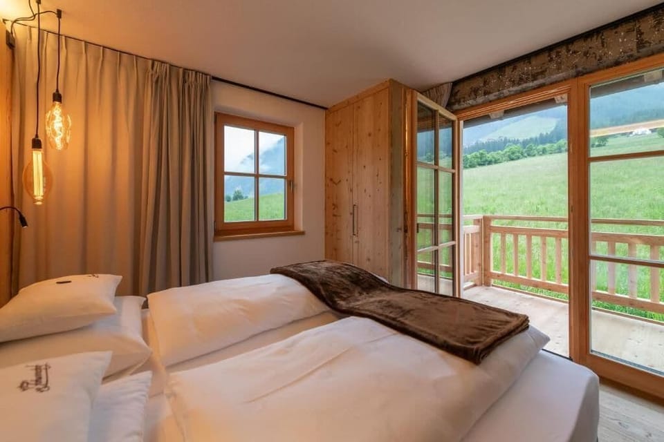 Deluxe Suite, Balcony, Mountain View | In-room safe, WiFi (free)