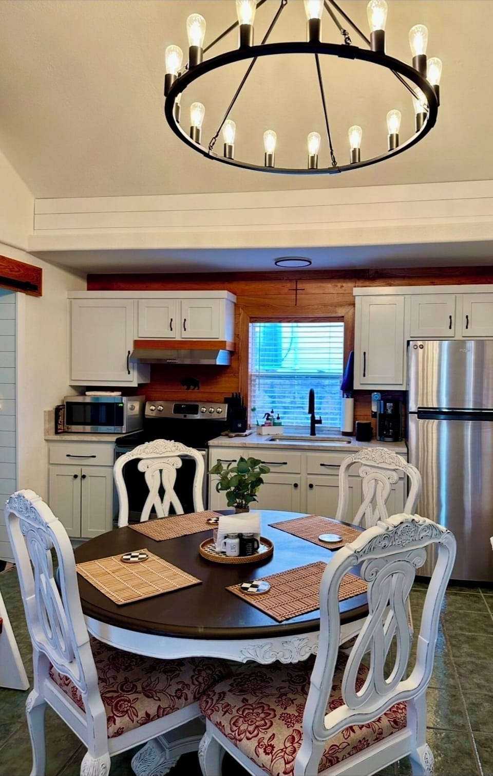 Full kitchen & table for 4