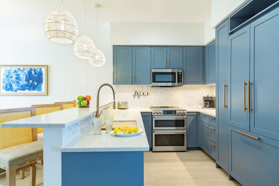 Full-size fridge, microwave, oven, stovetop
