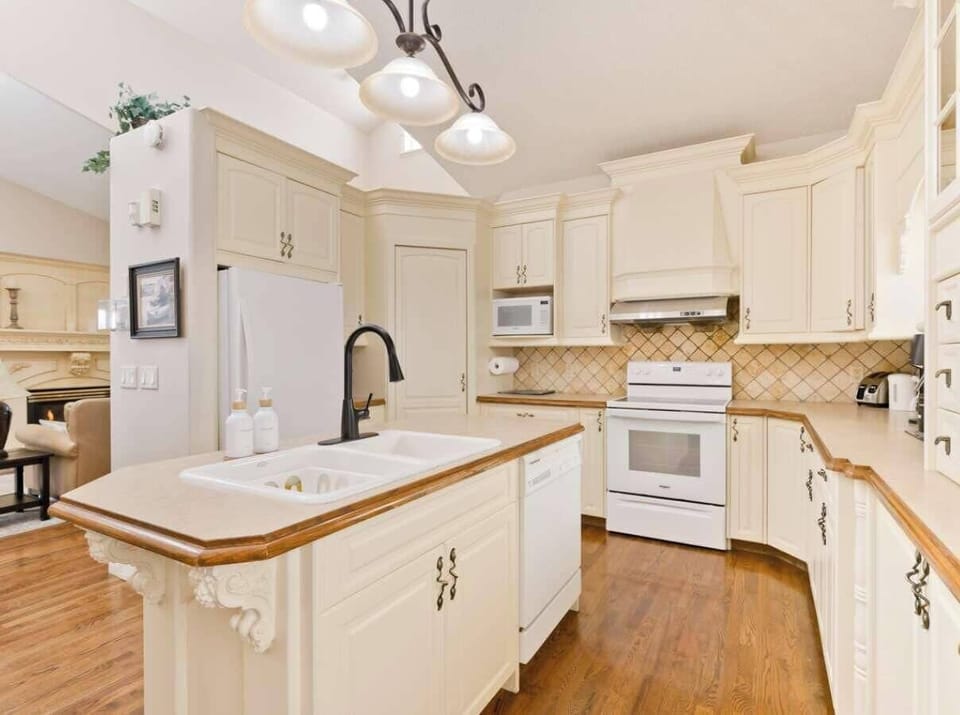 Family House | Private kitchen | Full-size fridge, microwave, oven, stovetop