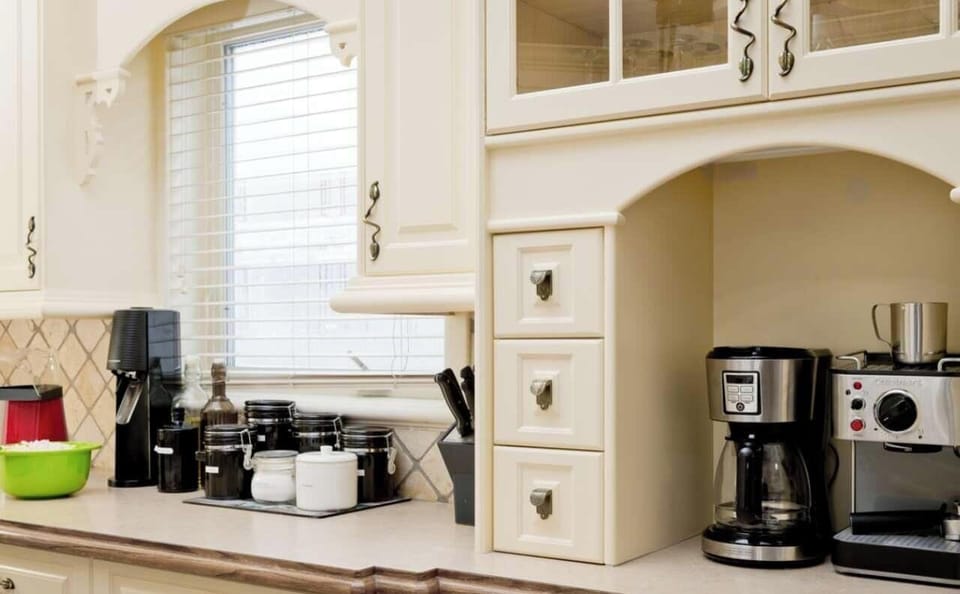 Family House | Private kitchen | Full-size fridge, microwave, oven, stovetop