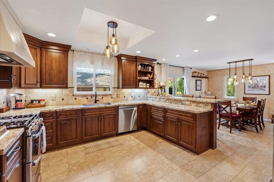 Fully-Equipped Kitchen, Stianless Steel Appliances
