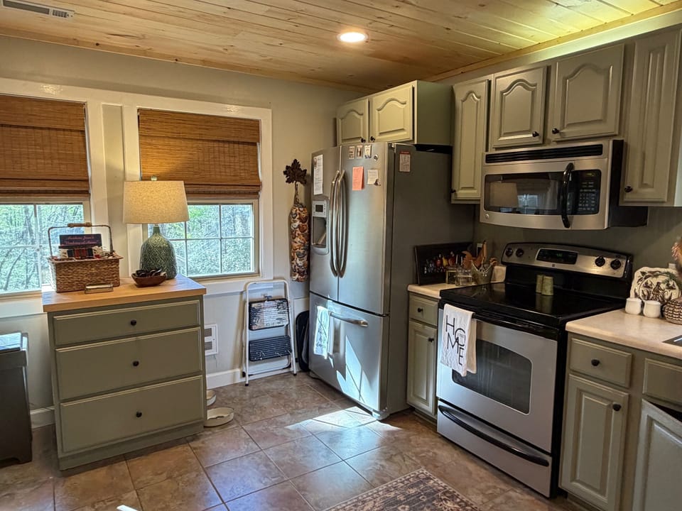 Fully appointed kitchen with Electric Appliances