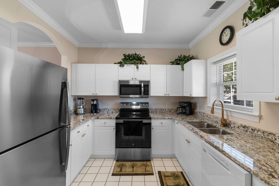 Fully equipped kitchen ready for home-cooked meals 🍽️