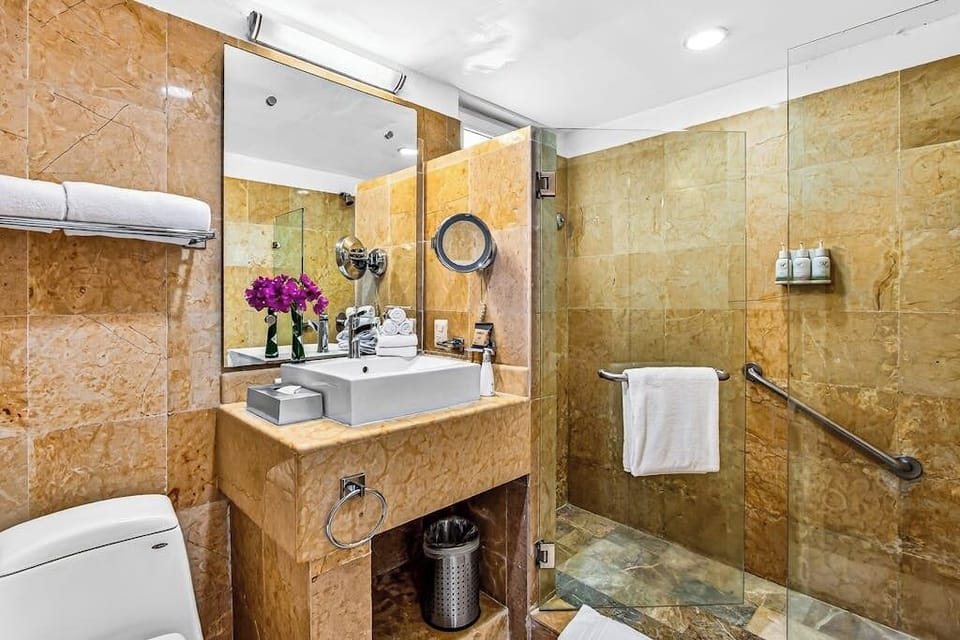 Partial Ocean-view Suite With 3 Pools, hot Tub, spa & Balcony Apartment in Puerto Vallarta
