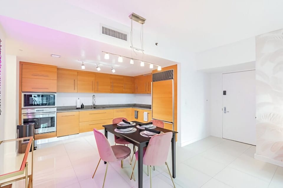 Family Suite, Balcony, City View | Dining