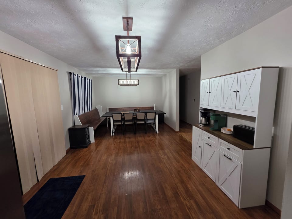 Dining/Coffebar/Pantry area