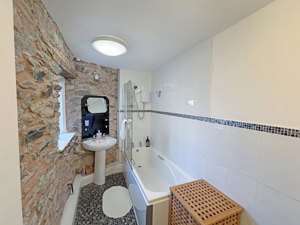 Bathroom | The Courtyard Cottage, Llangollen