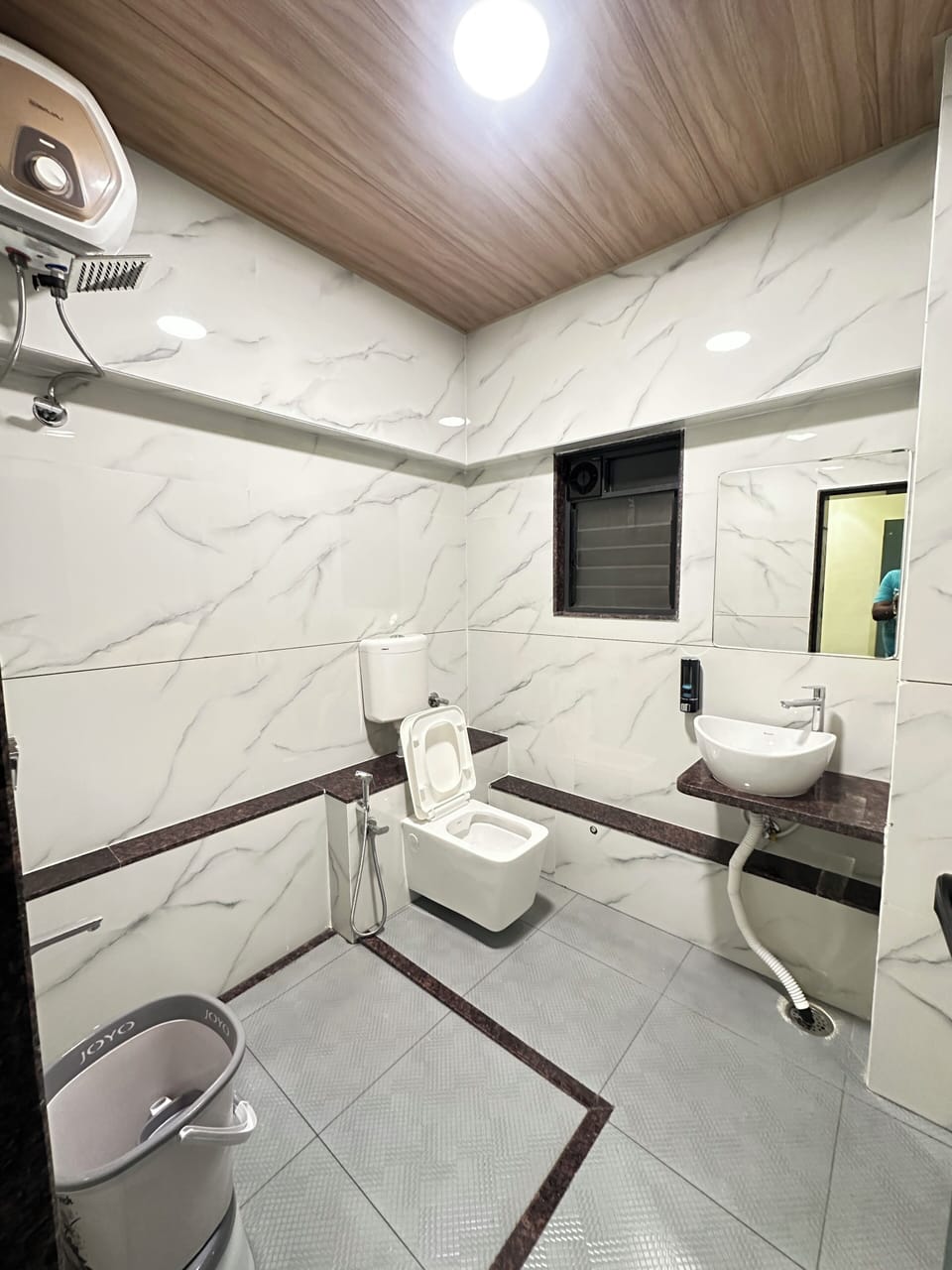 Premium Double Room | Bathroom | Shower, towels, soap, shampoo
