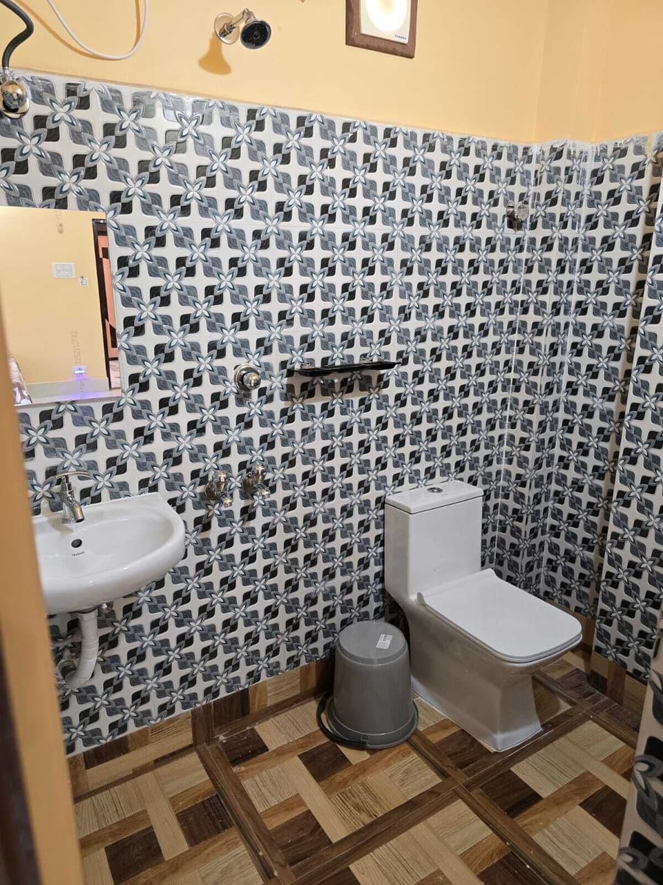 Shower, free toiletries, towels, soap