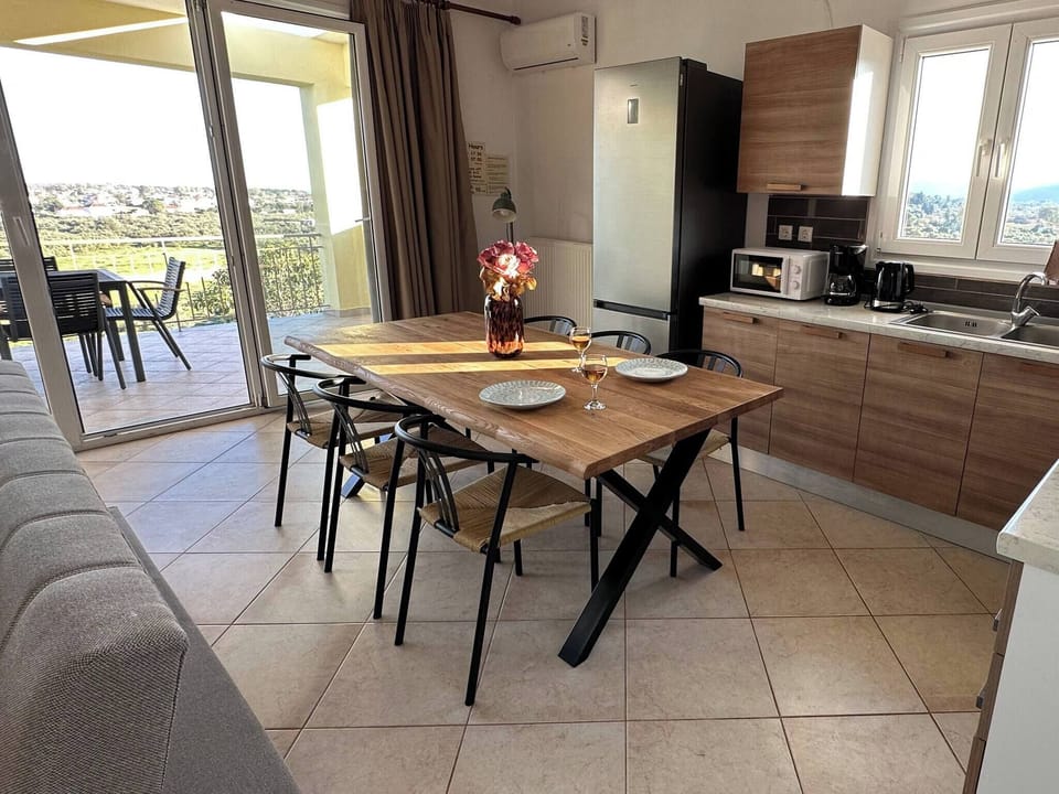 Apartment, 2 Bedrooms, Balcony, Garden View | Dining