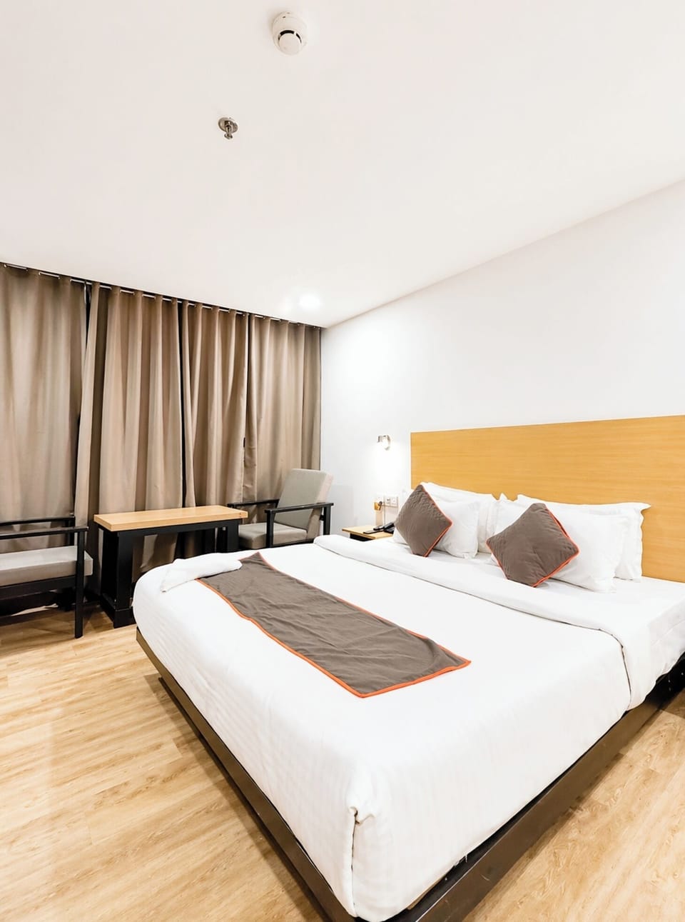 Deluxe Twin Room, Air conditioning | Hypo-allergenic bedding, desk, soundproofing, free WiFi