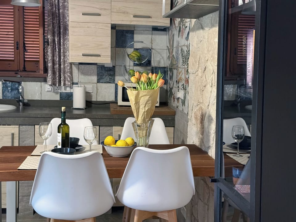 House, 2 Bedrooms, Accessible, Patio | Dining room