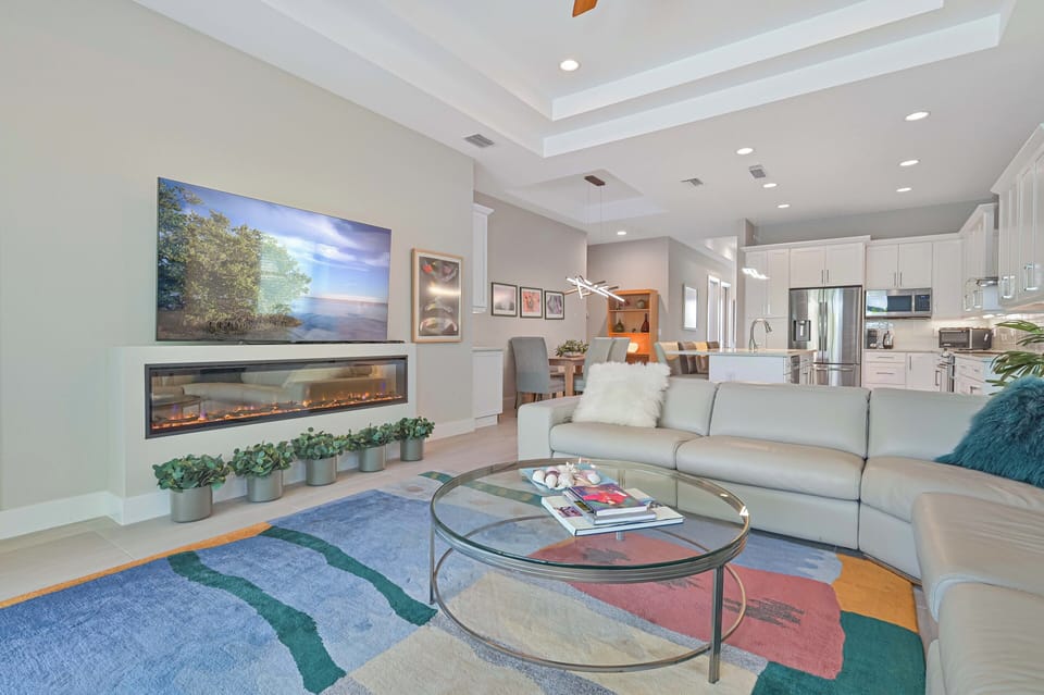 Gulf Breeze - Living with fireplace