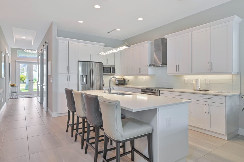 Gulf Breeze - Fully equipped kitchen with island seating