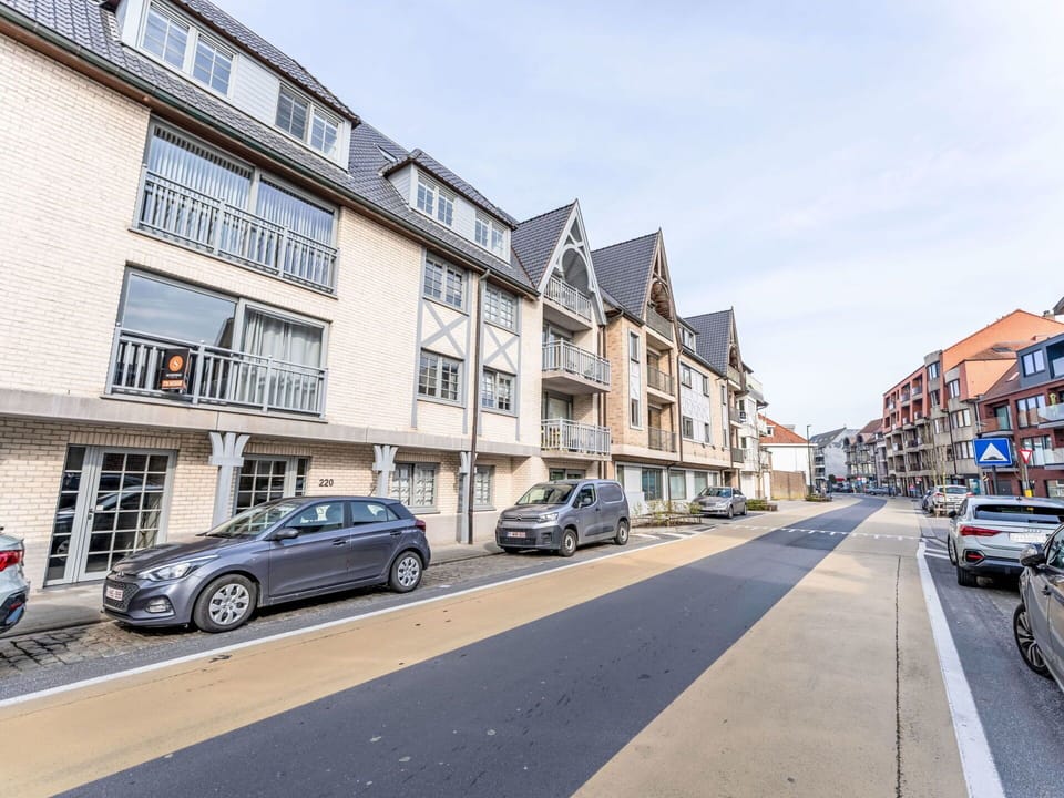 Building, Window, Neighbourhood, Residential Area, Town, Apartment, Asphalt, Urban Design, Human Settlement, Mixed-Use
