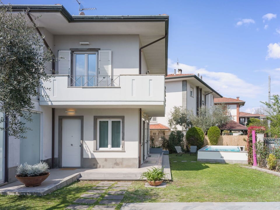 Apartment, Urban Design, Condominium, Concrete, Balcony, Daylighting, Plaster