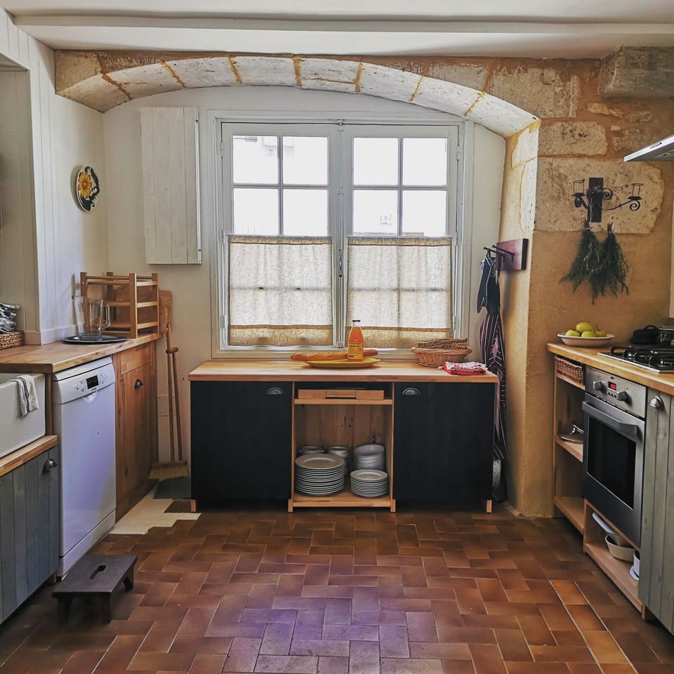 Hand-built kitchen with everything you need to prepare a delicious meal