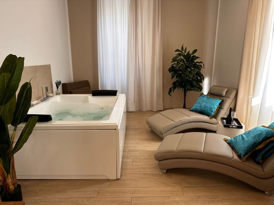 Deluxe Double Room, Balcony, City View | Interior