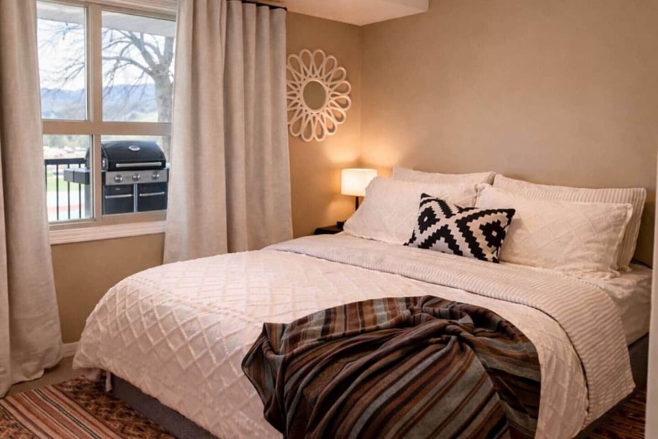 2nd Bedroom w/King Bed & Closet