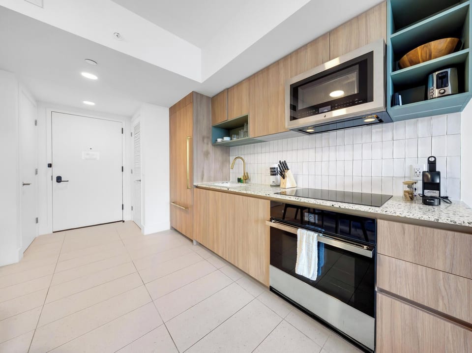 Condo, Balcony, City View | Private kitchen | Fridge, microwave, oven, stovetop