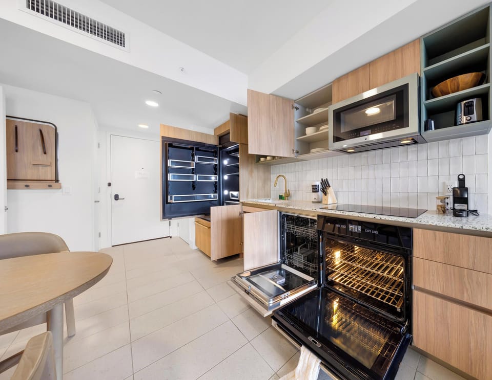 Condo, Balcony, City View | Private kitchen | Fridge, microwave, oven, stovetop