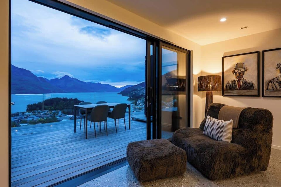Indoor-outdoor flow
Step seamlessly from the living room onto the terrace or balcony. Enjoy the perfect blend of indoor comfort and outdoor beauty, day or night.