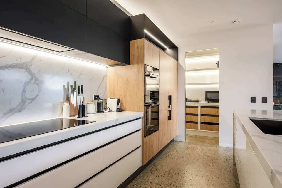 Gourmet kitchen with high-end appliances
Prepare meals in a sleek, fully equipped gourmet kitchen designed for both function and style. Every detail, from the premium appliances to the spacious countertops, makes cooking a joy.