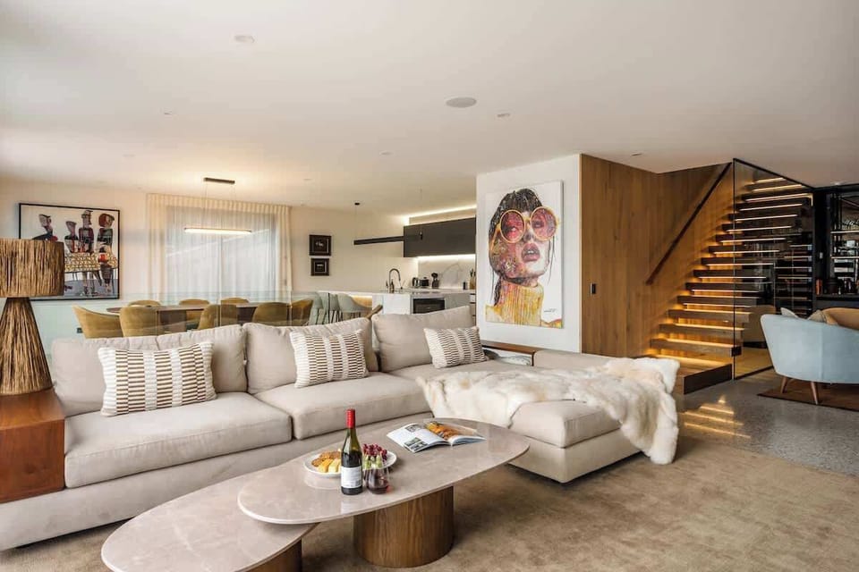 Elegant contemporary décor
Every detail in the living room has been chosen to reflect refined, modern elegance. Soft textures, sleek lines, and luxury finishes create a serene atmosphere.