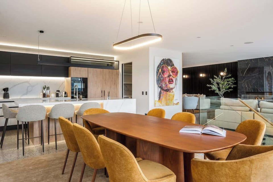 Lake-view dining experience
Enjoy every meal with stunning views of Lake Wakatipu and the surrounding mountains. Large windows fill the space with natural light, creating a bright and inviting atmosphere.