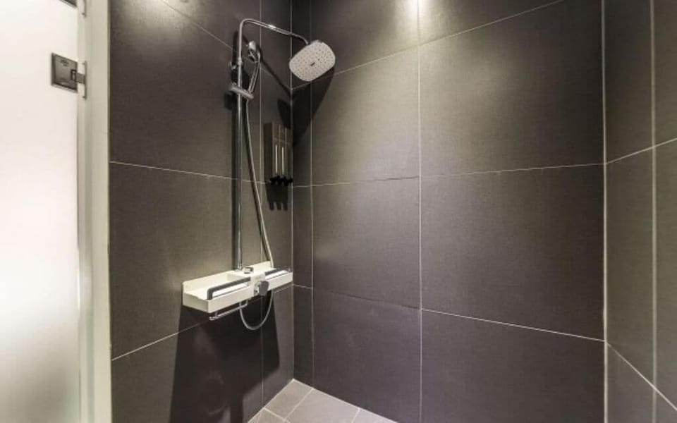 Deluxe Twin Room, City View | Bathroom | Hair dryer, slippers, towels