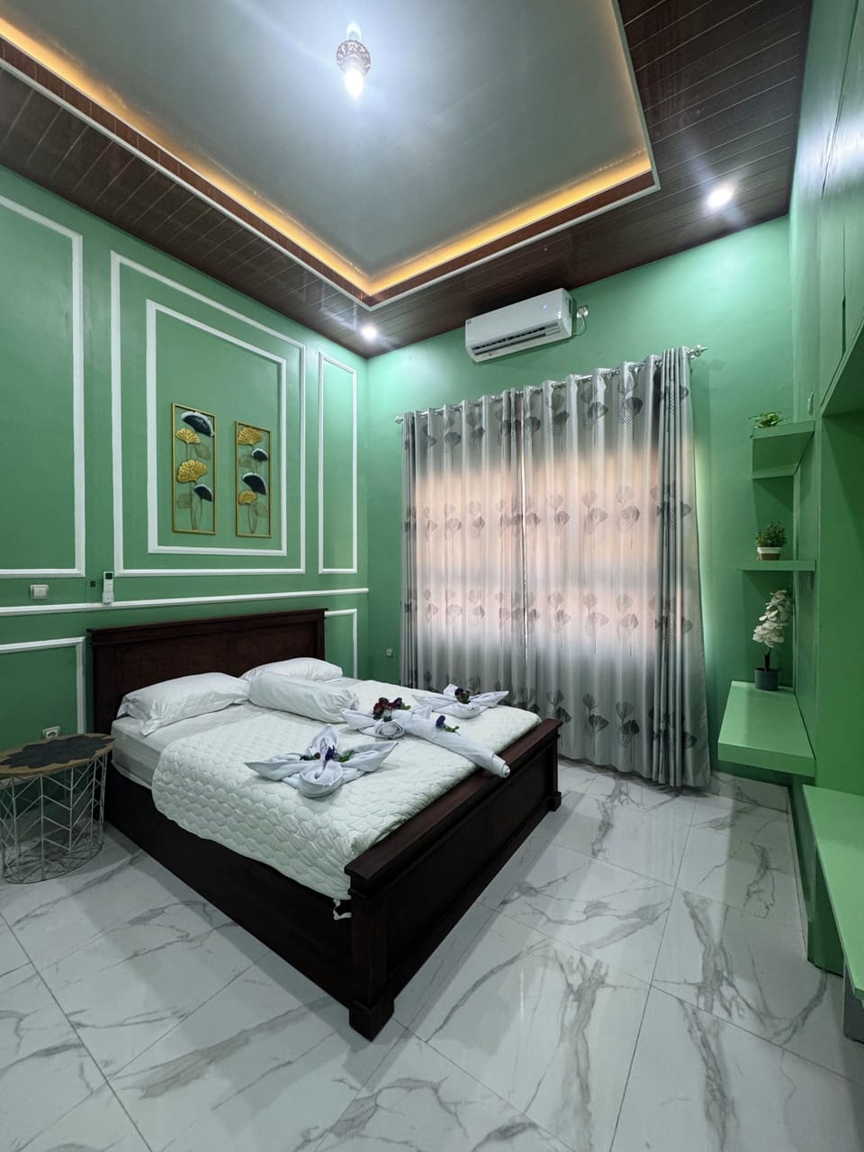 Basic Double Room | Desk, laptop workspace