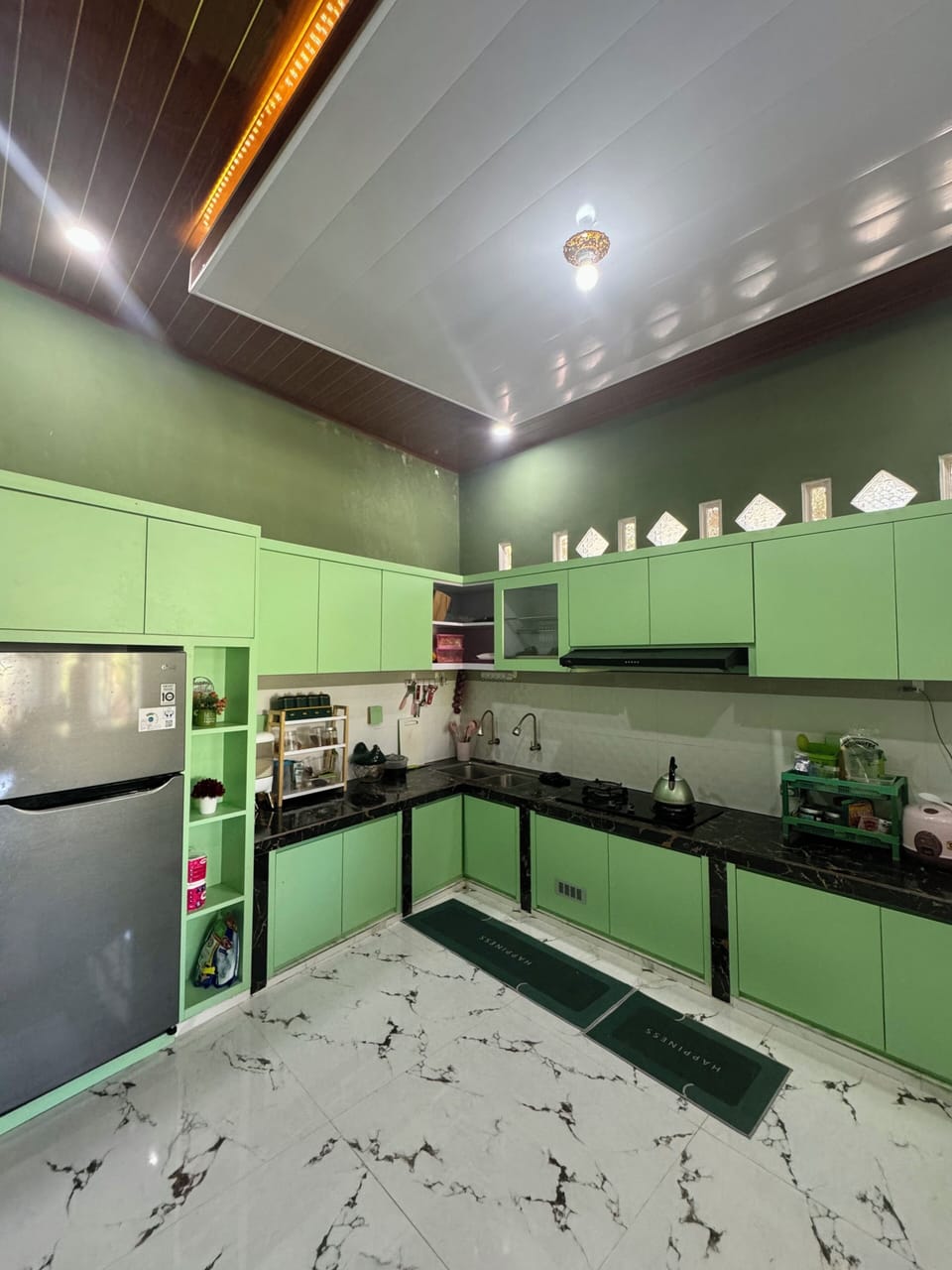 Full-size fridge, oven, stovetop, dishwasher