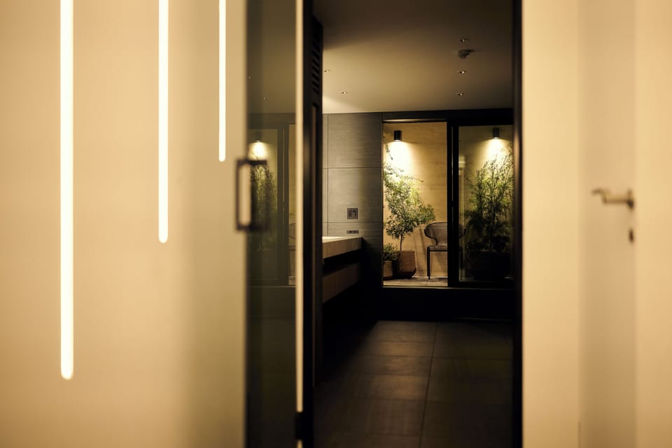 Luxury Villa | Bathroom | Separate tub and shower, free toiletries, hair dryer, slippers