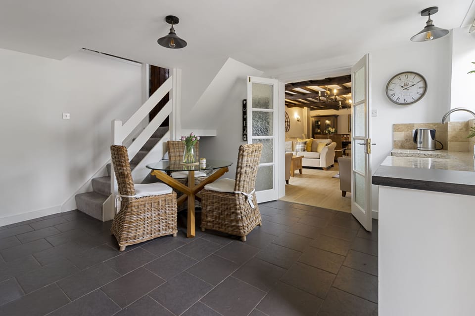 Apple Orchard Barn: Spacious kitchen with additional seating