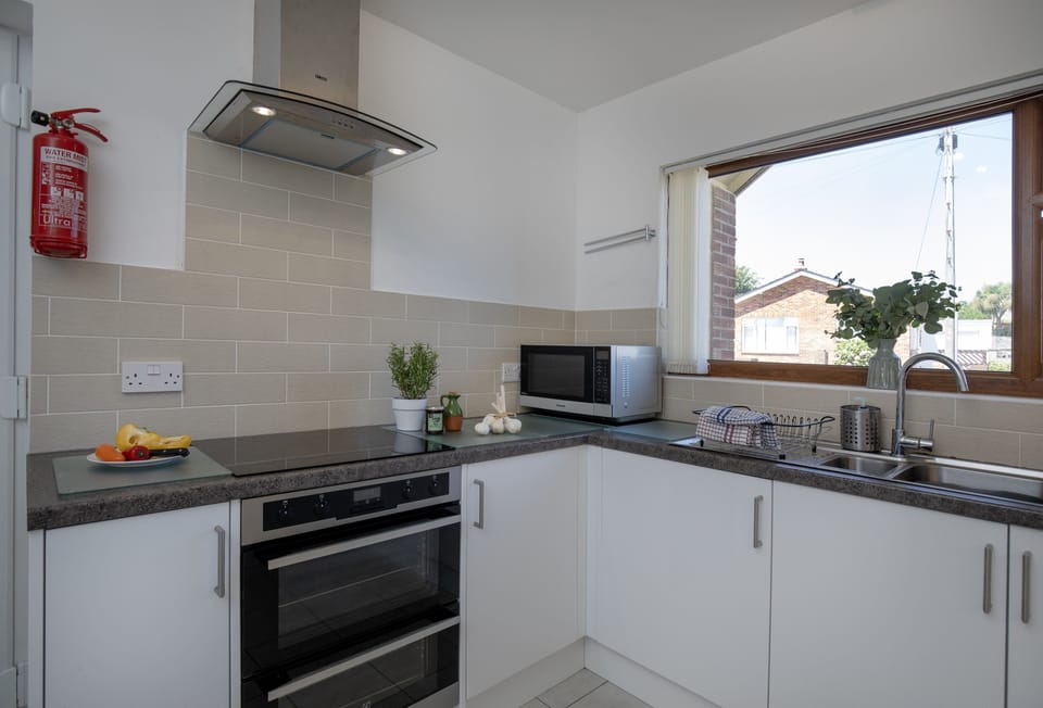 Avalon, Brixham: Modern kitchen with induction hob and electric oven