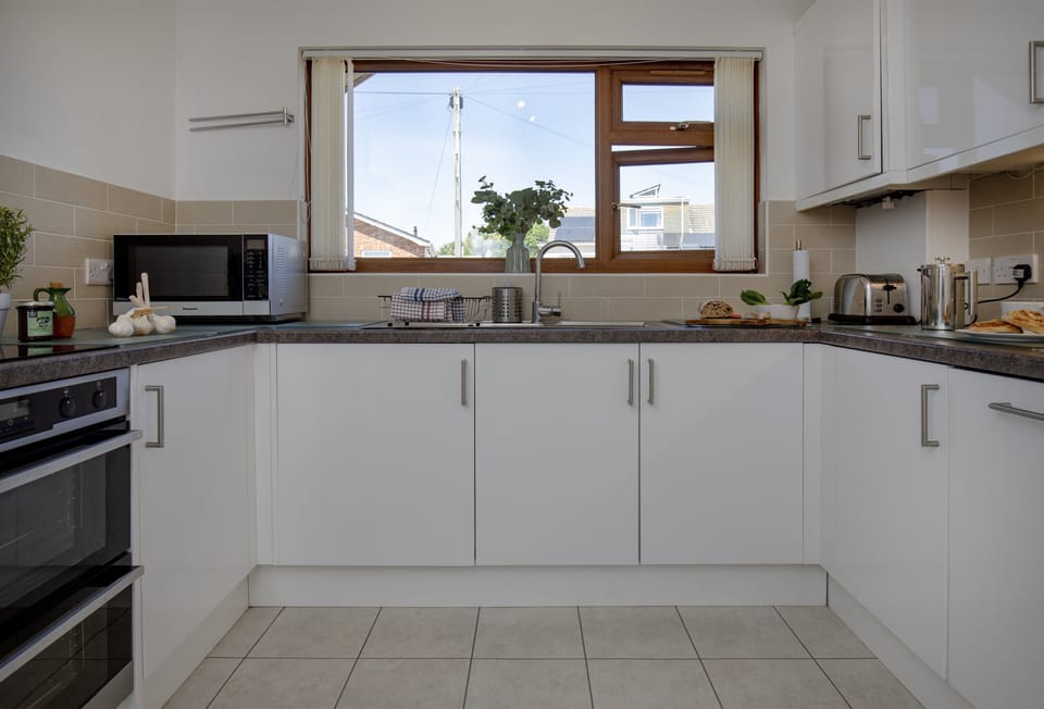 Avalon, Brixham: Well-equipped modern kitchen